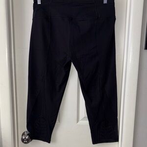 Victoria’s Secret Sport capri Black Cropped Leggings mesh back legs XL